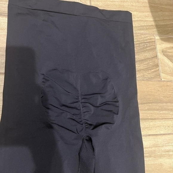 Skims Sculpting Shorts Mid Thigh - Picture 3 of 5